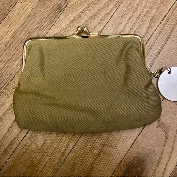 Disney Couture x Loop Snow White Kiss-Lock Clutch - Picture 3 of 4